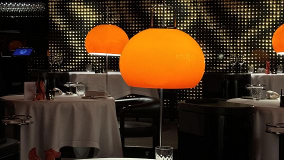 servizio di prenotazione ristorante Tantris rosso a Monaco di Baviera, Germania