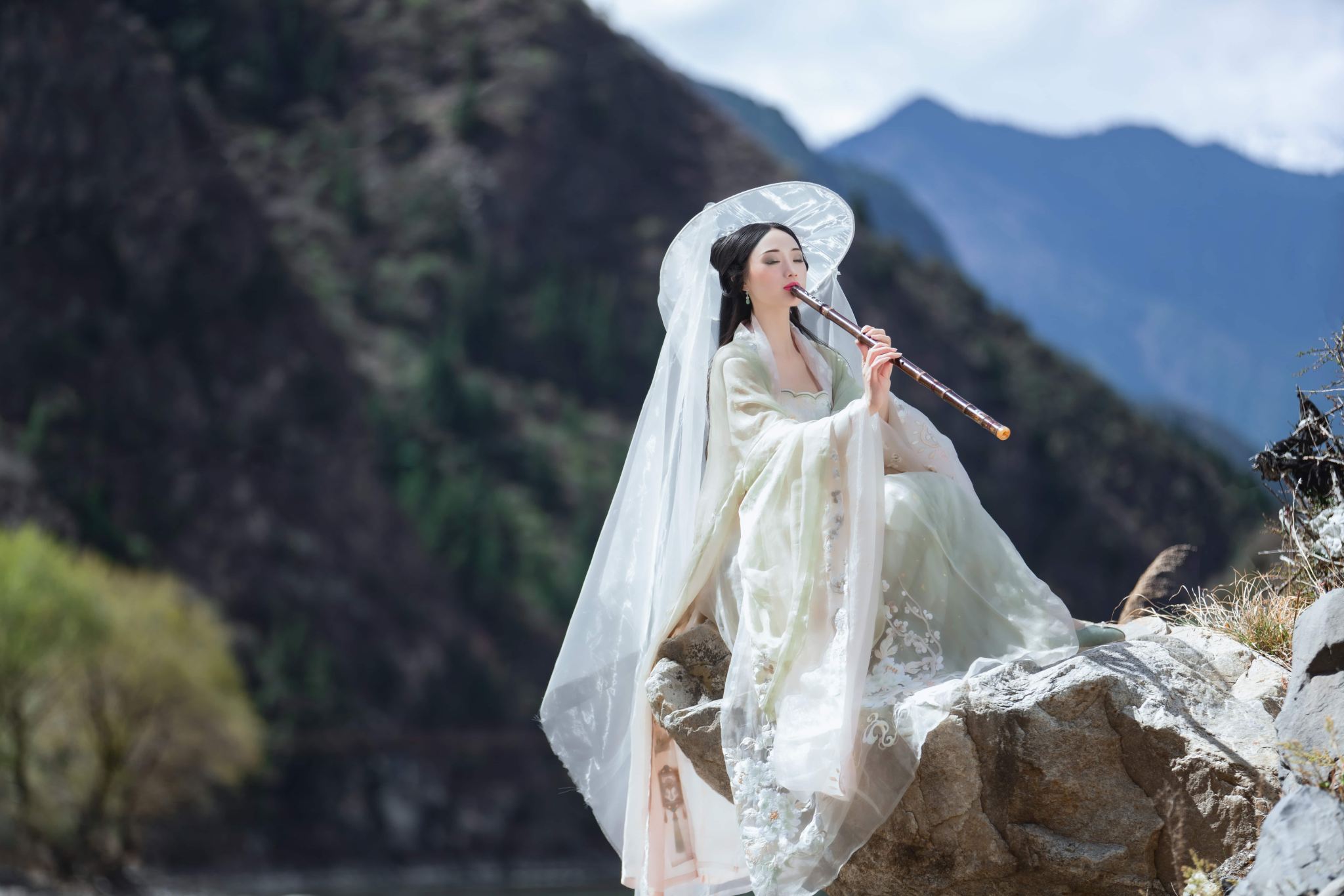 Fotoshooting in Tours, Frankreich[Fahrer, Reiseleiter und Fotograf für Trip Moments + Hochzeitsfotos mit Drohnenaufnahmen und Kurzfilmen + Make-up und Kostüme + individuelle Reiseplanung]