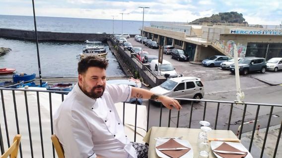 Etna et se termine dans un restaurant relaxant en bord de mer à Aci Trezza