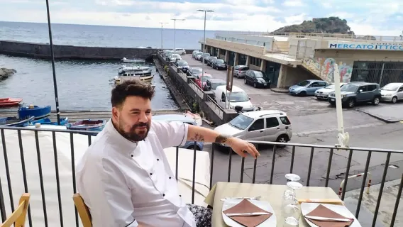 Etna e termina in un rilassante ristorante sul mare ad Aci Trezza