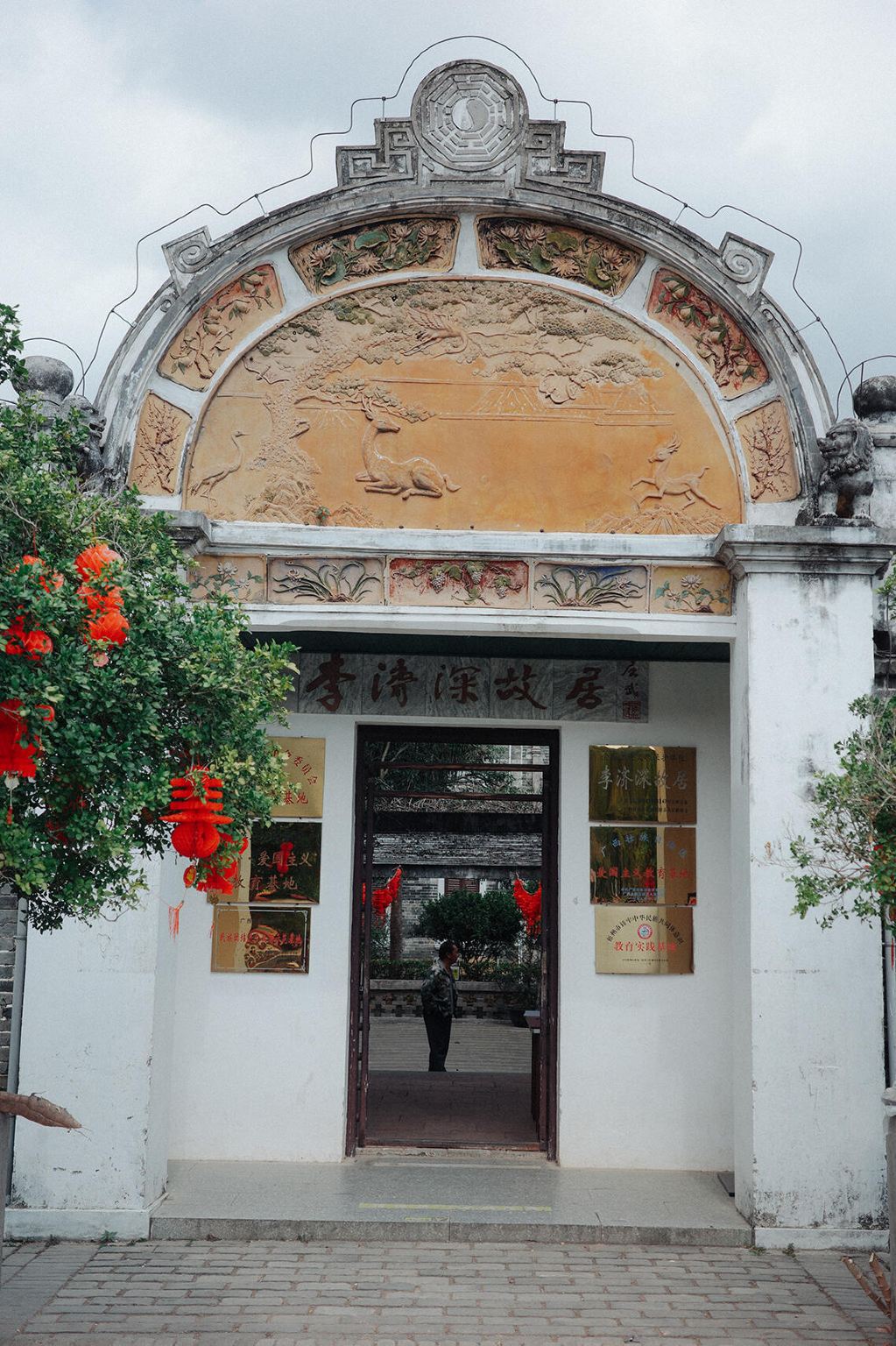 Guangxi Wuzhou Arcade City + Dragon Mother Temple + Li Jishen's Former Residence 1-day tour with English service available