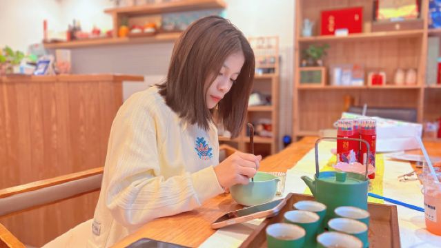 Cueillette de thé d'une demi-journée au jardin de thé Longjing du lac de l'Ouest à Hangzhou (petit groupe de 2 à 10 personnes), avec dégustation de thé ou initiation à la fabrication du thé en option.