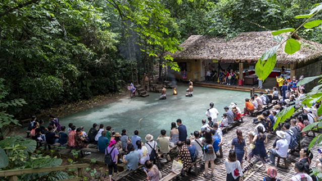 Tour Giornaliero di Gruppo al Villaggio Manzhang + Villaggio Jinuo: La Dualità Culturale Unica di Xishuangbanna