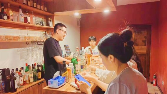 Eatwith-Moments de partage-Shanghai-Apprenez à faire des cocktails et rencontrez des amis dans un petit bar de rue sur Yongjia Road.docx
