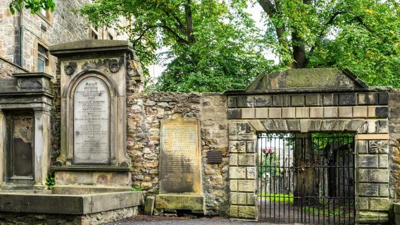 Edinburgh: Haunted Underground Vaults and Graveyard Tour