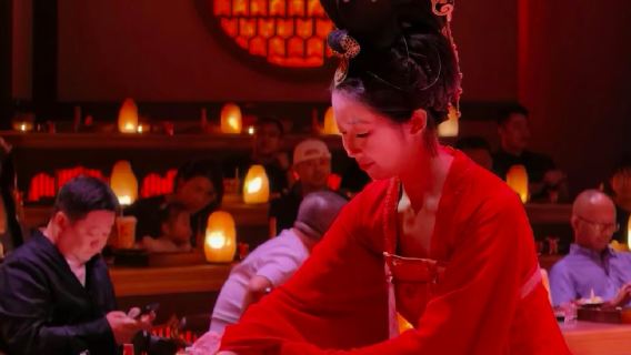 Luoyang Banchetto del Canto He Luo • Cucina a tema (spettacolo immersivo in scenografia reale + posti girevoli a 360° per la visione + festa visiva)