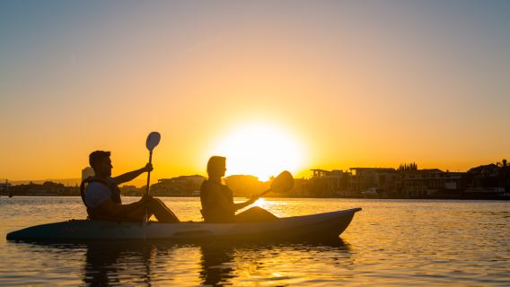 オーストラリア・カヤック及びカヌーアドベンチャーツアー カヤック及びカヌー1.5時間【ゴールドコースト・サーファーズ・パラダイス サンセットカヤックツアー】