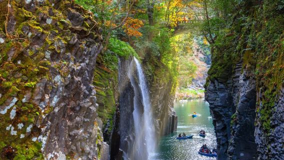 Excursion d'une journée au sanctuaire Kamishikimi Kumanoimasu de Kumamoto et à la gorge Takachiho de Miyazaki, pour admirer les paysages magnifiques de la saison des érables