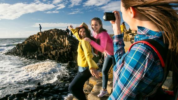 ไจแอนท์ส คอสเวย์: ทัวร์เต็มวันชมขอบมืด (Dark Edges) + เมืองเบลฟาสต์