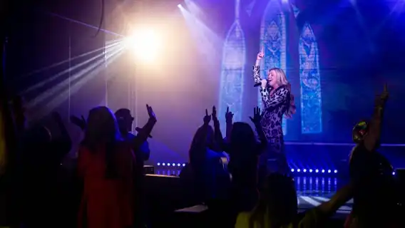 แบล็คพูล: บรันช์สไตล์ยุค 80 และ 90 พร้อมดนตรีสดแบบไม่อั้น