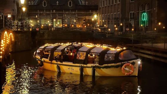 Amsterdam Light Festival: Boat cruise with Snacks and Glühwein