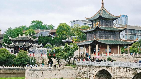 貴陽包車9小時一天遊青岩古鎮+花溪夜郎谷+甲秀樓+黔靈山公園