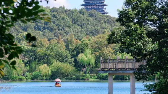 [Guida in inglese per il Tempio Lingyin del Lago Ovest di Hangzhou] Spiegazione in tedesco, francese, spagnolo, russo, tailandese e inglese