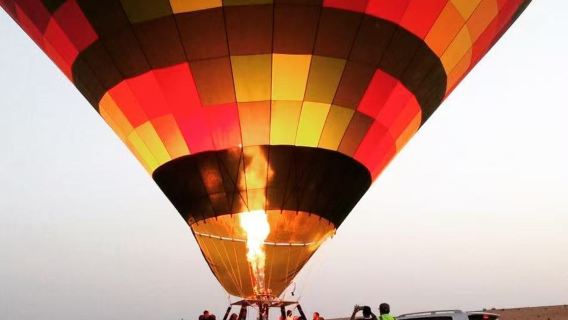 Pallone aerostatico a Dubai con vista sul deserto, colazione, spettacolo di falconeria (dune bashing, giro in cammello facoltativo)
