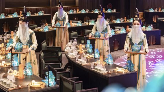 [Hong Ding Yan · Kaiserliches Bankett-Spektakel] Prunkvolles Bankett in Chengdu, Sichuan|Tauch ein in ein kulturelles Festmahl mit Hotpot-Show [optionaler Schmink- und Stylingservice + Speisen aus Glasgeschirr + original Hotpot-Brühe]