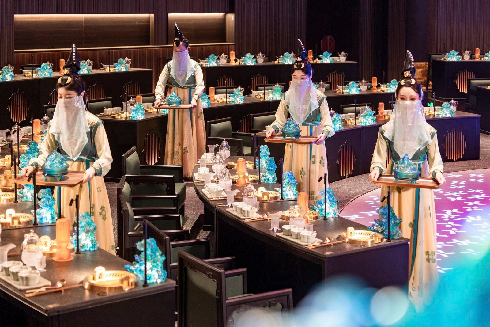 [Hong Ding Yan · Pertunjukan Makanan Istana] Pesta Mewah Hong Ding Yan di Chengdu, Sichuan|Pesta Budaya Pertunjukan Makan Hotpot Imersif [Layanan Tata Rias Opsional + Penggunaan Peralatan Makan Kaca Warna + Kaldu Hotpot Orisinil]