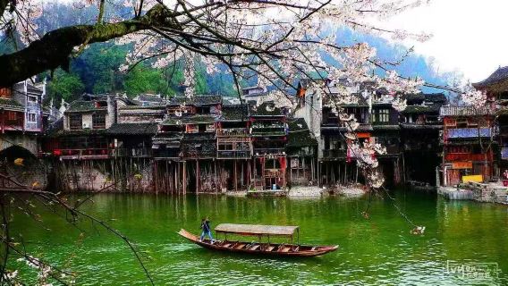 Fenghuang Ancient Town Six Scenic Spots + Night Cruise 1-Day Tour [Guide-led Tour of Seven Cultural and Historical Scenic Spots in Fenghuang Ancient Town]