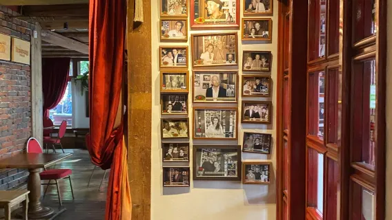 Reserva de mesa no restaurante popular Oberża pod Czerwonym Wieprzem em Varsóvia, Polônia