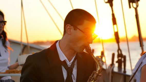 뉴욕: 재즈와 와인을 곁들인 저녁 요트 여행