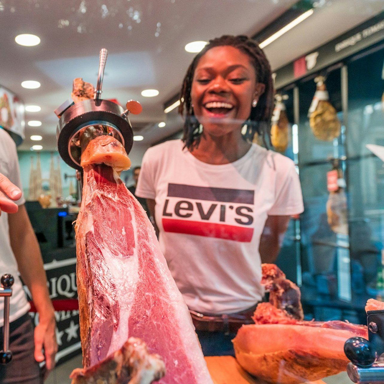 Barcellona: Degustazione guidata di prosciutti e vini di qualità