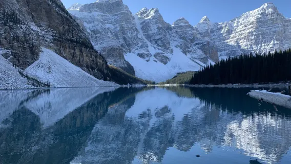 Hin- und Rückfahrt ab Calgary, Banff-Nationalpark, Moraine Lake, Lake Louise und Bow River Kurzwanderweg