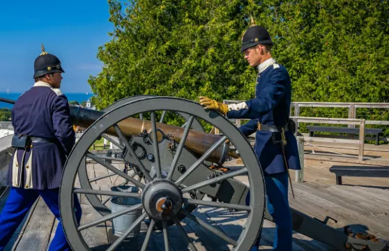 麥基諾堡：入場門票小童