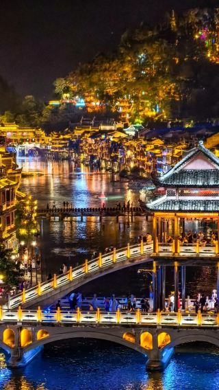 Private Transfer from Zhangjiajie to Furong Town and stops at Fenghuang old town