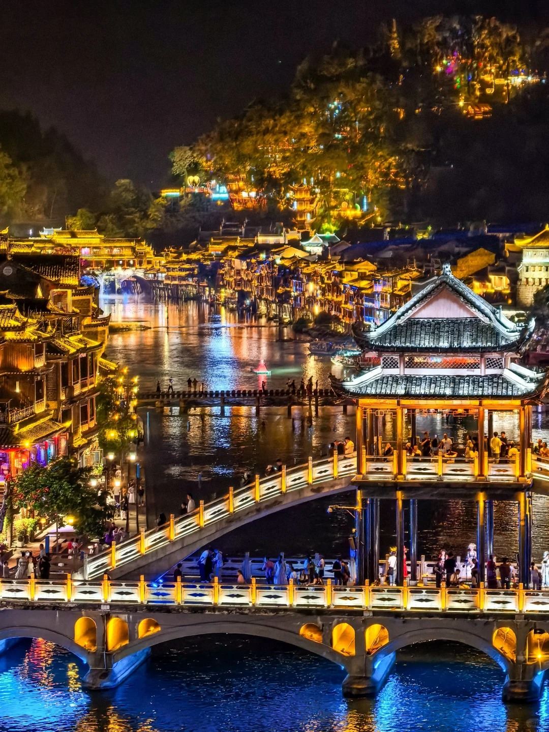 Private Transfer from Zhangjiajie to Furong Town and stops at Fenghuang old town