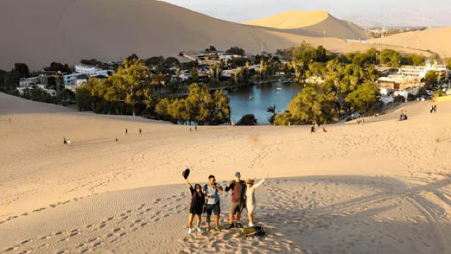 Однодневный тур на Остров птиц Паракас и в Уакачину из Лимы, Перу: включает круиз, квадроциклы и сэндбординг