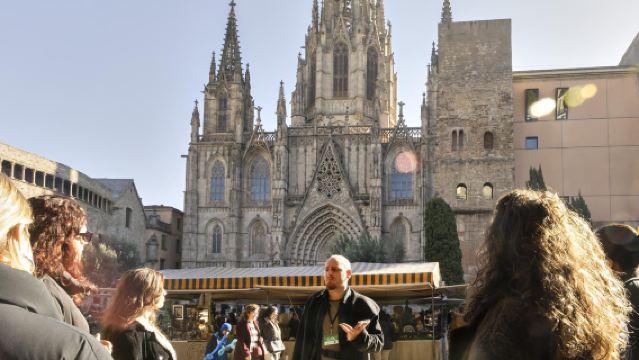 Tapas & Wine Tour in Barcelona’s Historic Centre Small Group