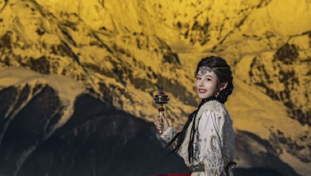 Bersiar-siar sepenuhnya [Bermula dan berakhir di Shangri-La] Lawatan sehari Pemandangan Matahari Emas di Gunung Meili [Hadiah pakaian tahan sejuk dan oksigen]