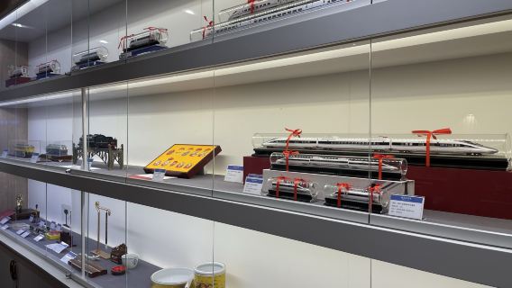 Verabschieden Sie sich von Gedränge – Komfortables Warten am [Bahnhof Shanghai Hongqiao] | Exklusive Ruhezone für Geschäftsreisende | Bequemes Ruhe-Paket für Hochgeschwindigkeitszug-Reisen in Shanghai