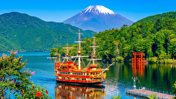 1-day tour to Mount Fuji and Hakone with visits to Lake Yamanaka, Lake Ashinoko, and Owakudani, including a complimentary ride on the Hakone Ropeway