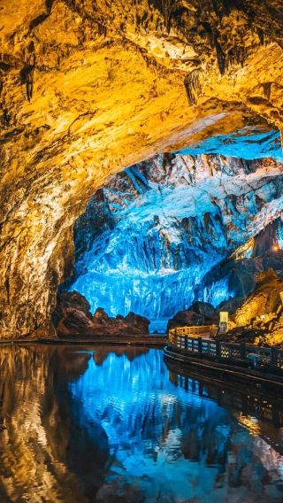 One Day Tour Depart from Guiyang | Zhijin Cave Sightseeing & Wujiang Baili Gallery Cruise