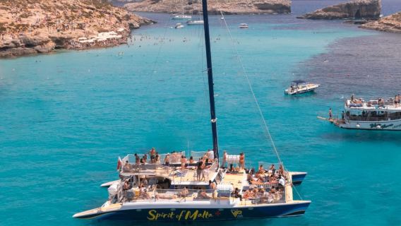 Comino: Blue Lagoon Catamaran Cruise with Lunch and Open Bar