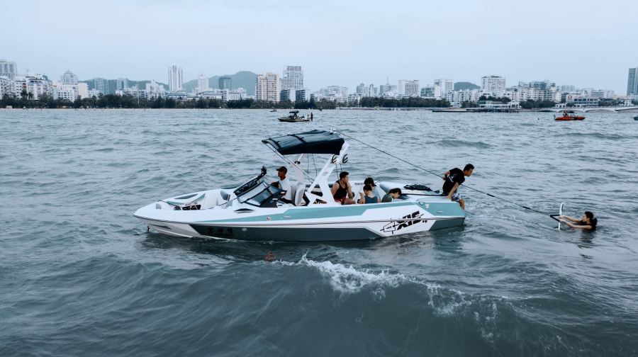 安徽合肥金湯水庫尾波沖浪體驗造浪艇沖浪拼船包船課程教學培訓
