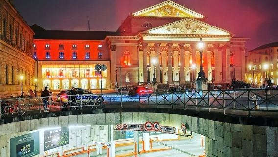 Neuschwanstein Castle by BUS & Munich Xmas Market Walking tour upon return