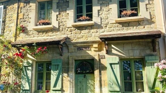 ทัวร์วันเดียว/ทัวร์หลายวัน ของพระราชวังแวร์ซาย สวนโมเนต์ และปราสาทโอแวร์ซูร์อวซในฝรั่งเศส พร้อมบริการภาษาอังกฤษและภาษาจีน