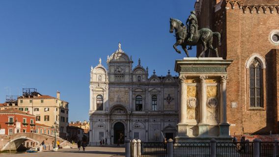 Hidden Venice: The Unusual Walking Tour & Gondola Ride