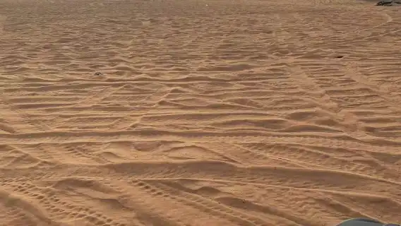 杜拜沙漠紅沙衝沙 可選空調房 飯店接駁+晚餐表演騎駱駝+手繪