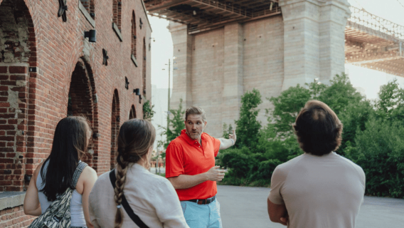 Cảnh quan thành phố New York từ cầu Brooklyn và DUMBO với vé phà