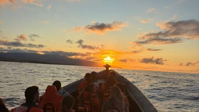 São Miguel: Zonsondergangboottocht met zwemmen en ananassnack
