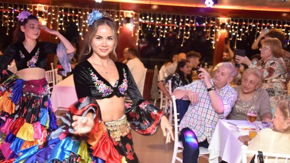 Estambul: Crucero con cena por el Bósforo y espectáculo nocturno turco