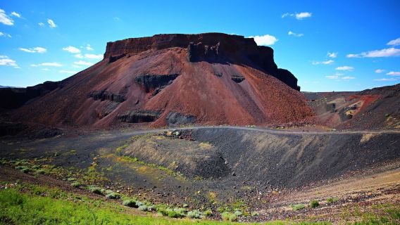 Berangkat dari Hohhot: Tur Charter Dua Hari ke Gunung Berapi Ulan Hada, Padang Rumput Huitengxile, dan Gurun Kubuqi (Kunjungi Tiga Keajaiban Gunung Berapi, Padang Rumput, dan Gurun Sekaligus)