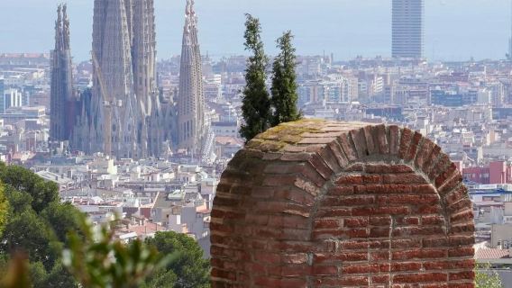 สวนกูเอลและมหาวิหารซากราดาฟามิเลีย: บัตรเข้าชมแบบไม่ต้องต่อบัตร + ทัวร์พร้อมไกด์ + เข้าชมหอคอย