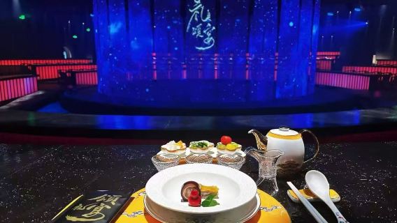 [Banchetto Cerimoniale di Dali·Spettacolo di Cucina Imperiale] Banchetto Cerimoniale di Dali, Yunnan|Banchetto reale immersivo in stile antico a 360° [pranzo/cena + biglietto d'ingresso al Giardino Tianxi in omaggio + esperienza di cambio costume opzionale]