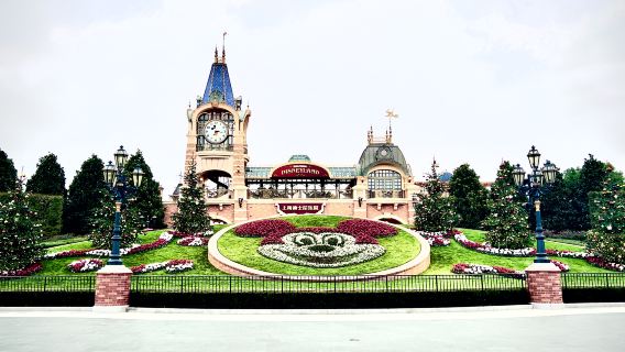 1-Tages-Ticket für Shanghai Disneyland + Schnelleinlass + 9 Premium-Karten + VIP-Platz für Feuerwerk + fremdsprachiger Reiseleiter