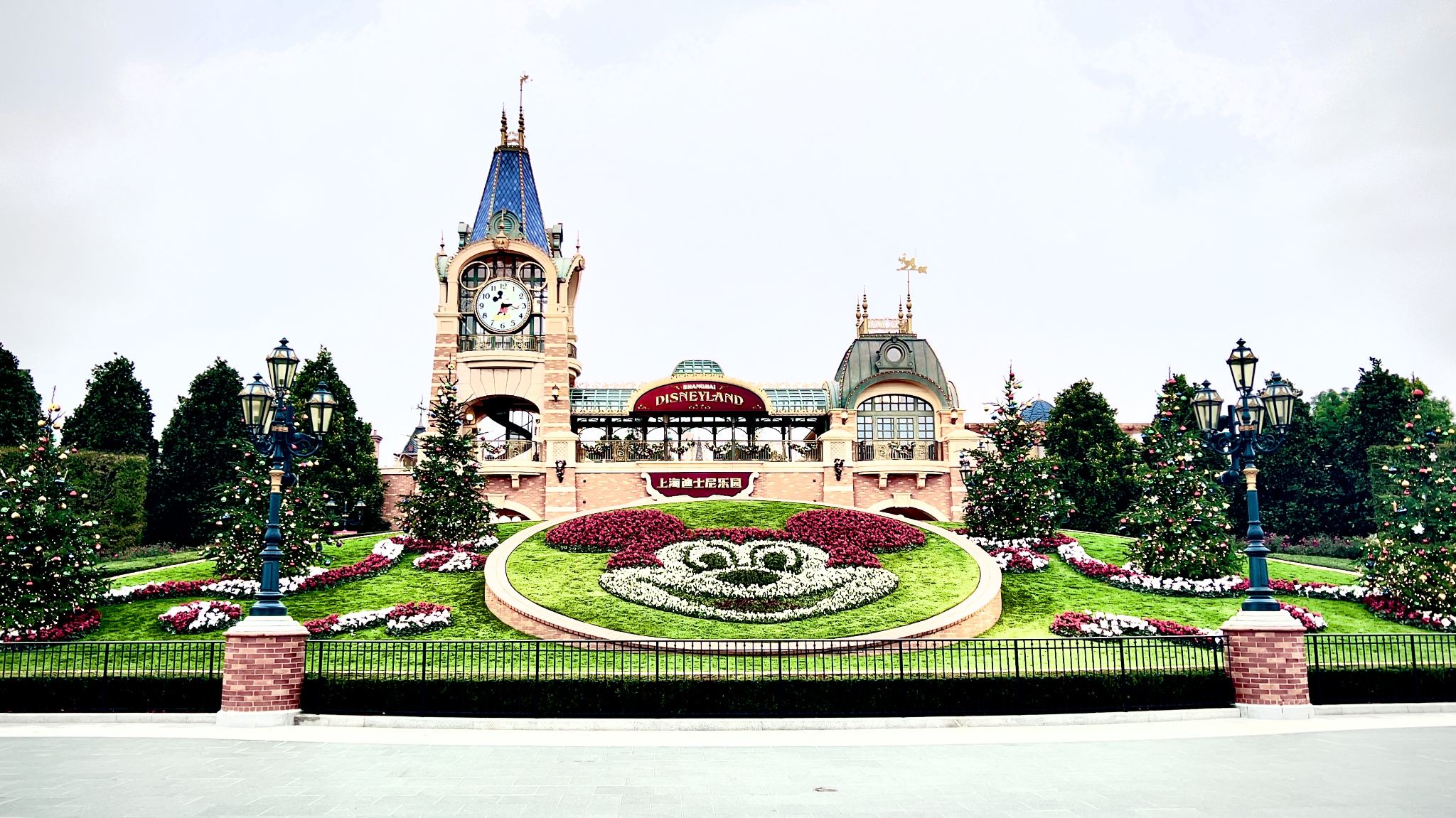 1-Tages-Ticket für Shanghai Disneyland + Schnelleinlass + 11 Premium-Karten (VIP-Platz für Feuerwerk) + fremdsprachiger Butler