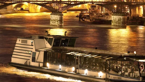 Paris | Croisière dîner français sur la Seine avec vue nocturne sur les paysages des deux rives