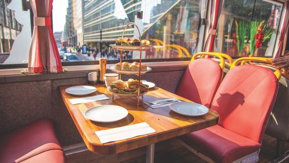 Nachmittagstee im Reisebus mit Panoramatour durch London